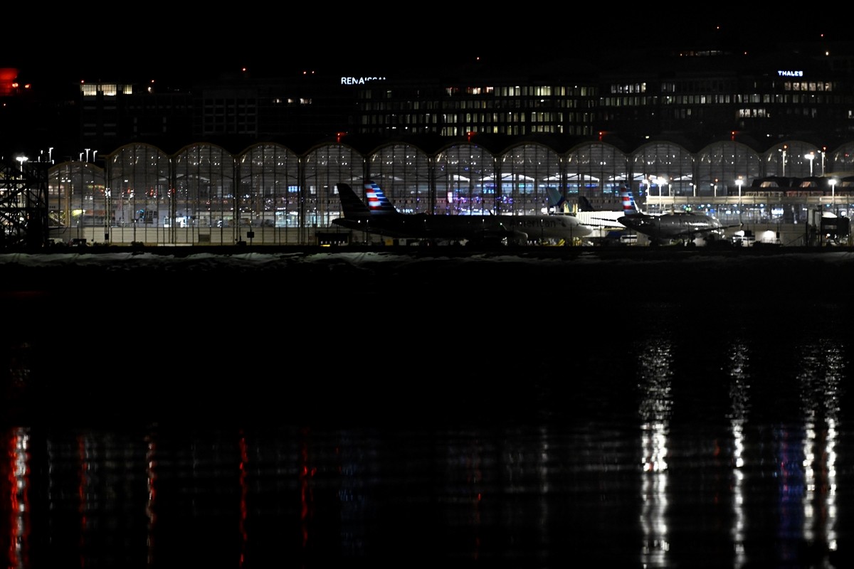 ABD'nin başkenti Washington yakınlarındaki Ronald Reagan Havalimanı civarında 60 yolcu ve 4...