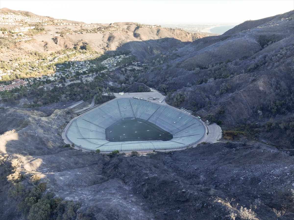 ABD'nin California eyaletinin Los Angeles kentinde ve çevresinde devam eden orman yangınlarını...