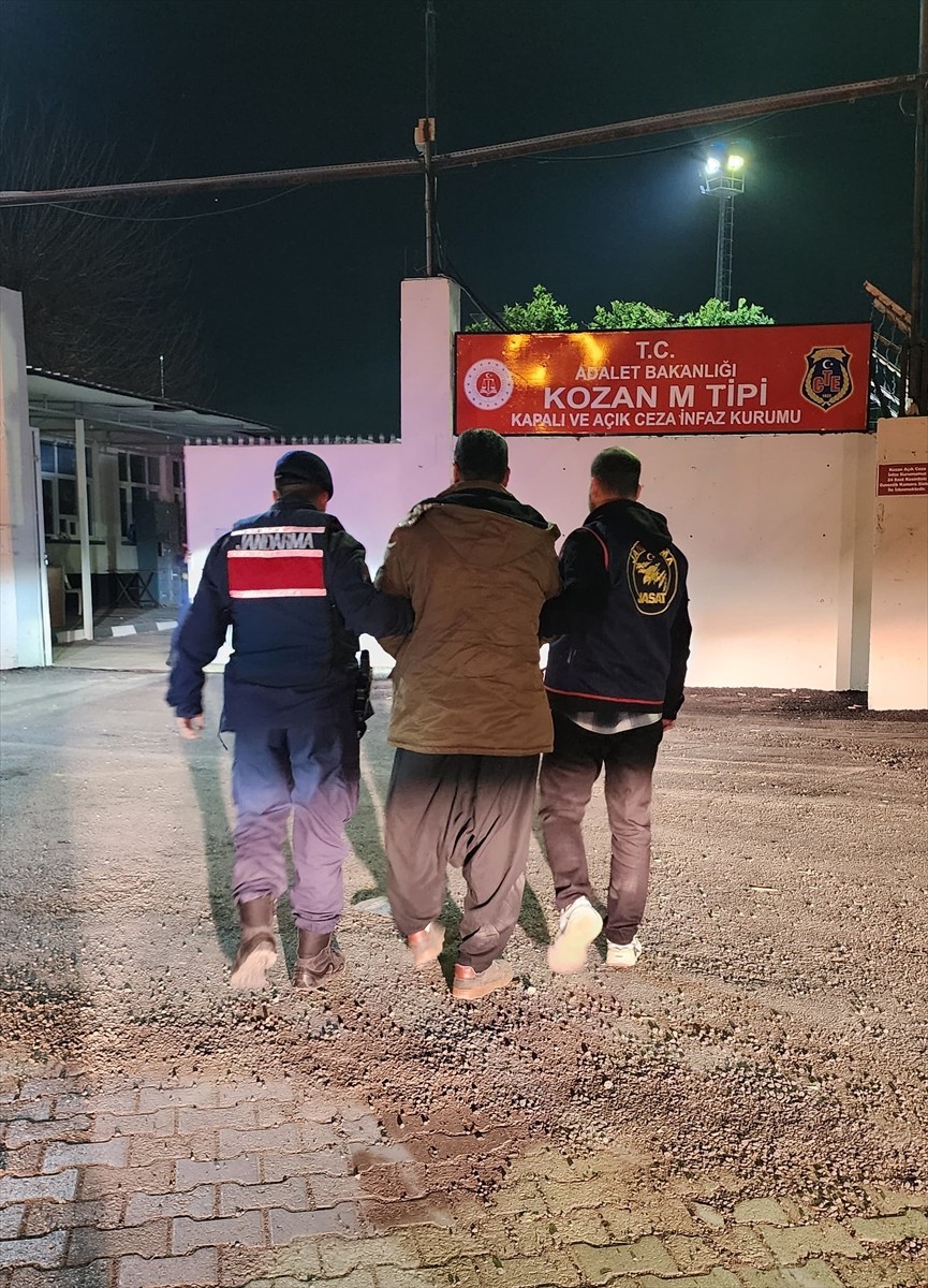 Adana'da kesinleşmiş hapis cezası bulunan 2 firari hükümlü, jandarmanın operasyonuyla yakalanarak...