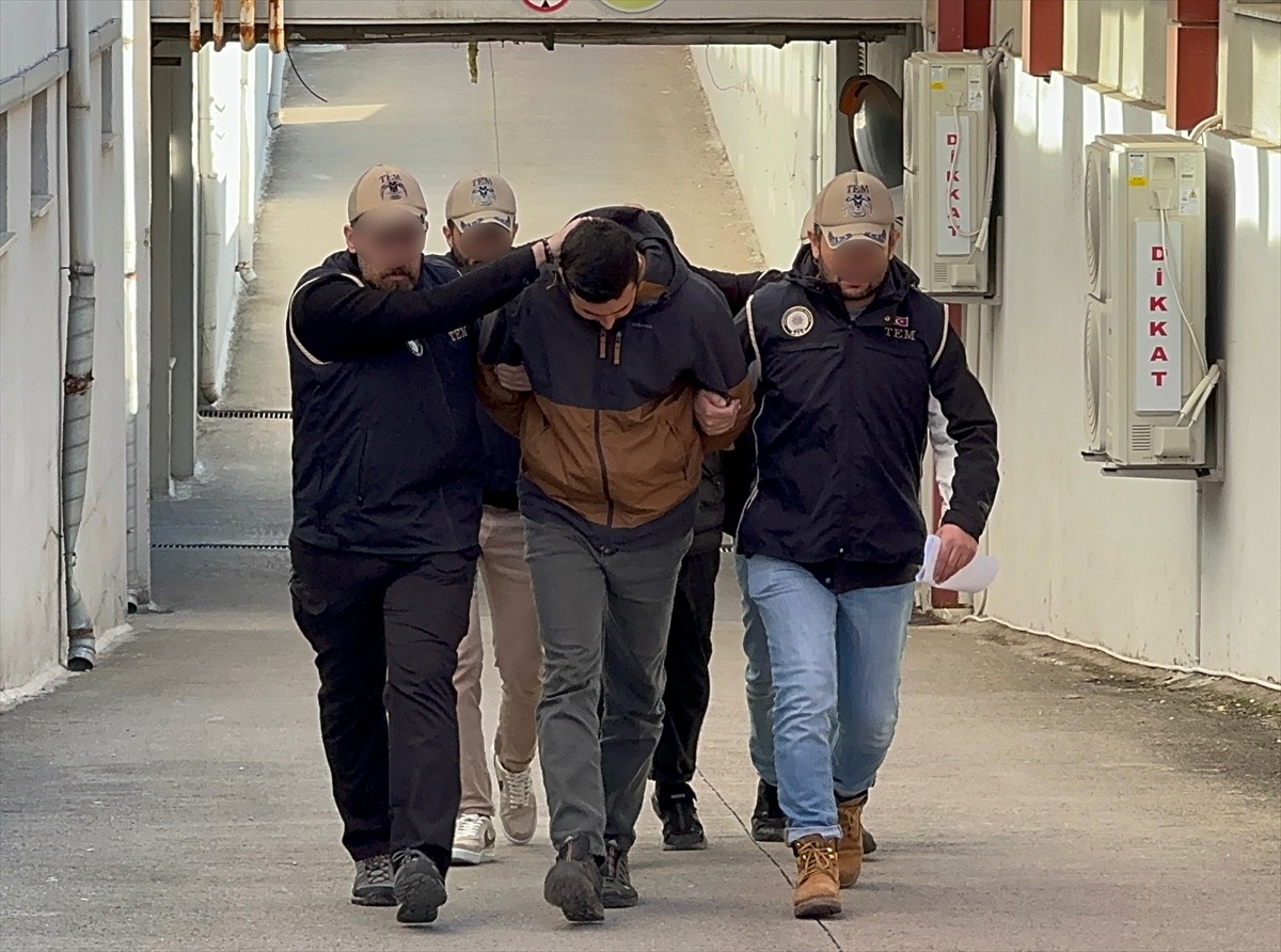 Adana'da terör örgütü DEAŞ'a yönelik operasyonda gözaltına alınan 3 zanlıdan 2'si...