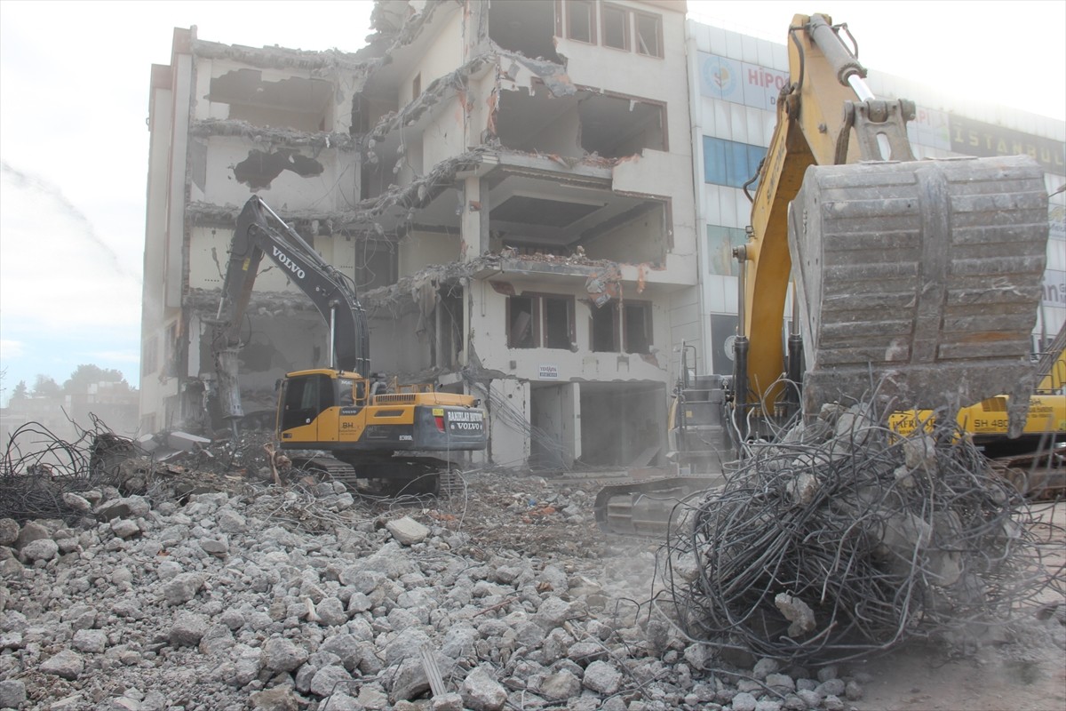 Adıyaman'da, 6 Şubat 2023'teki depremlerde hasar gören binaların yıkımına devam ediliyor.