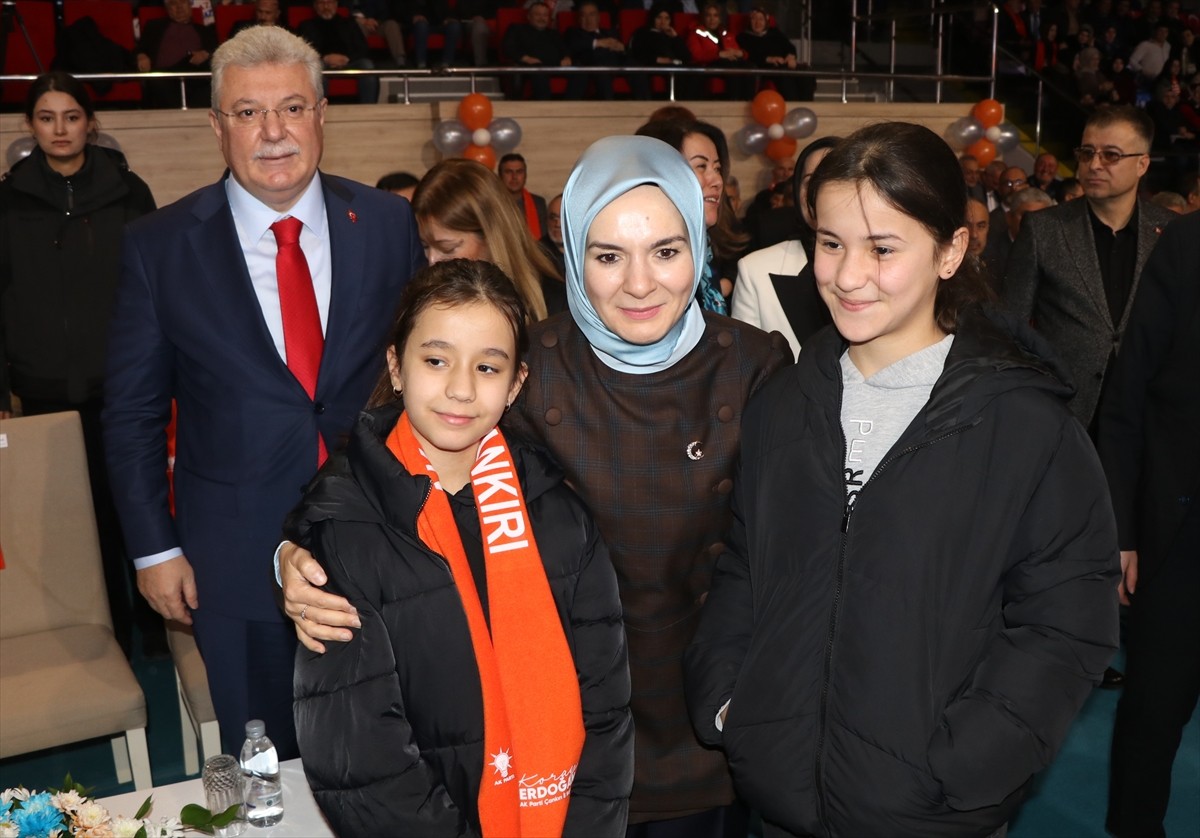 Aile ve Sosyal Hizmetler Bakanı Mahinur Özdemir Göktaş (ortada), Hasan Fehmi Gökşen Spor...
