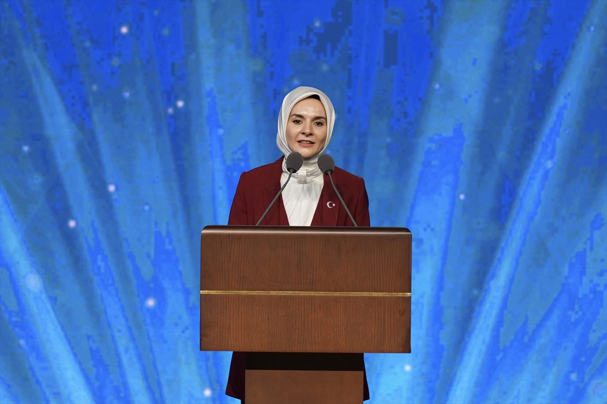 Aile ve Sosyal Hizmetler Bakanı Mahinur Özdemir Göktaş, "Ailemiz Geleceğimiz" temasıyla...