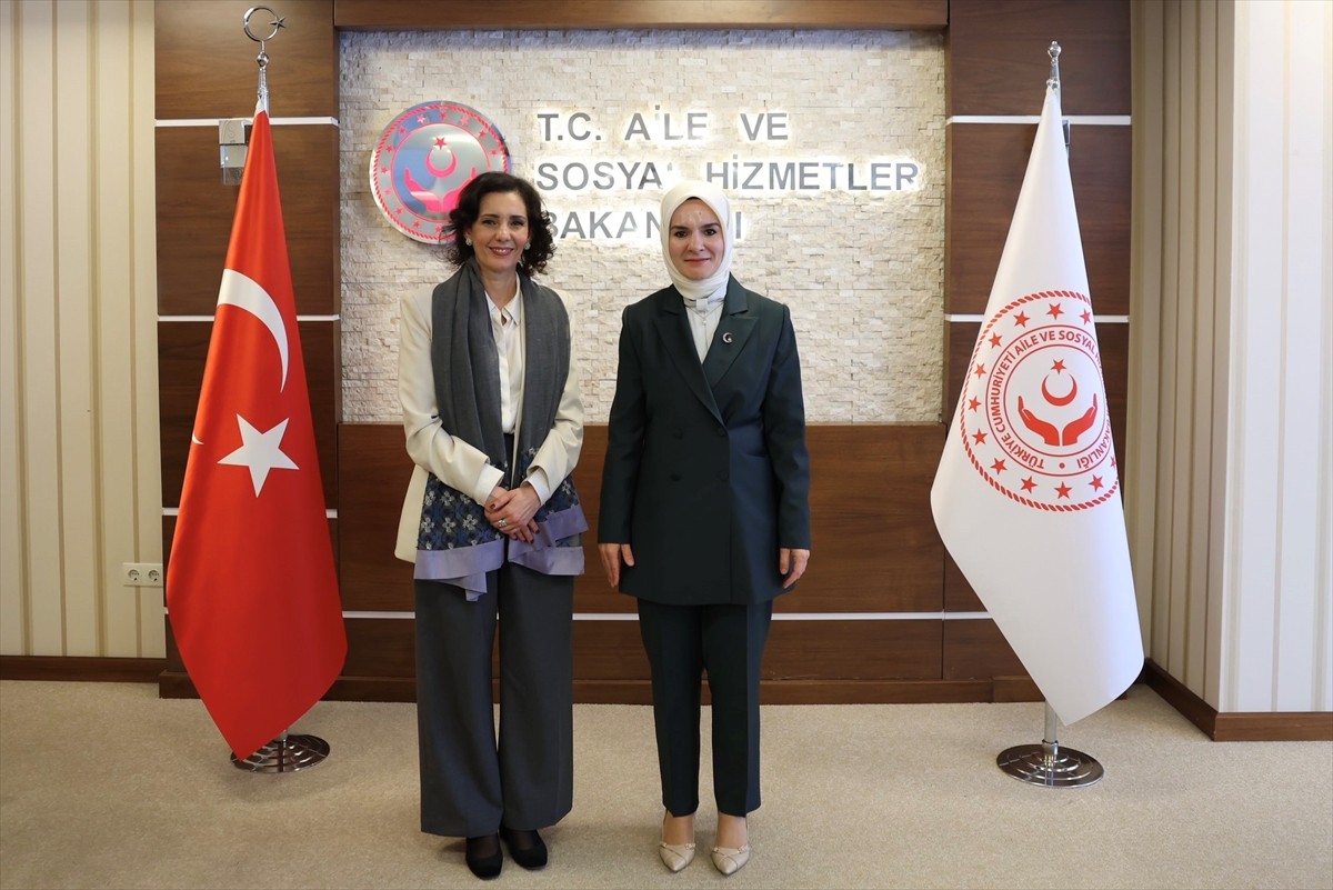Aile ve Sosyal Hizmetler Bakanı Mahinur Özdemir Göktaş (sağda), Bakanlıkta, Avrupa Birlği (AB)...