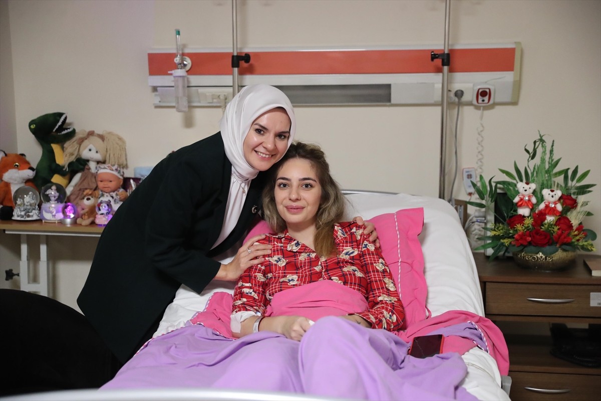 Aile ve Sosyal Hizmetler Bakanı Mahinur Özdemir Göktaş (solda), 12 Ekim'de Ankara'da geçirdiği...