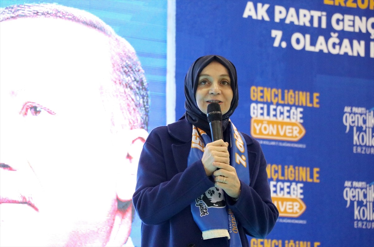 AK Parti Grup Başkanvekili Leyla Şahin Usta, Kazım Karabekir Spor Salonu'nda düzenlenen AK Parti...