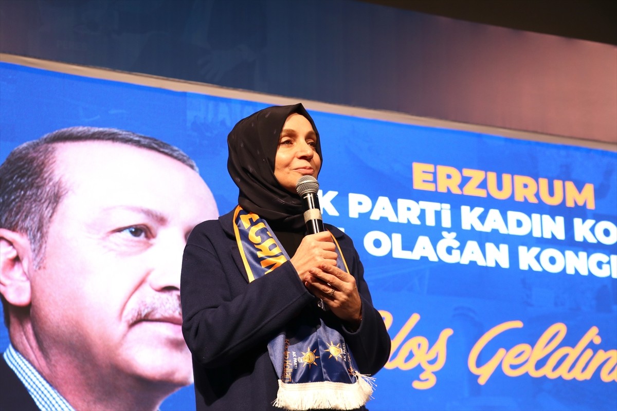 AK Parti Grup Başkanvekili Leyla Şahin Usta, Necip Fazıl Kültür Merkezi'nde düzenlenen partisinin...