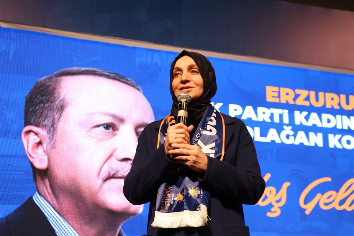 AK Parti Grup Başkanvekili Leyla Şahin Usta, Necip Fazıl Kültür Merkezi'nde düzenlenen partisinin...