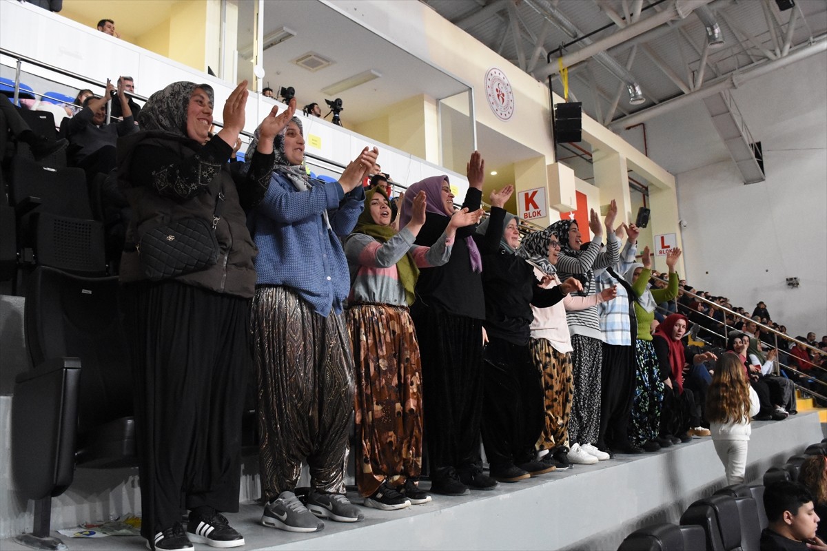 Aksaray'da köy kadınlarının kurduğu "Anadolu Sultanları" takımı, Aksaray Spor Salonu'na gelerek...