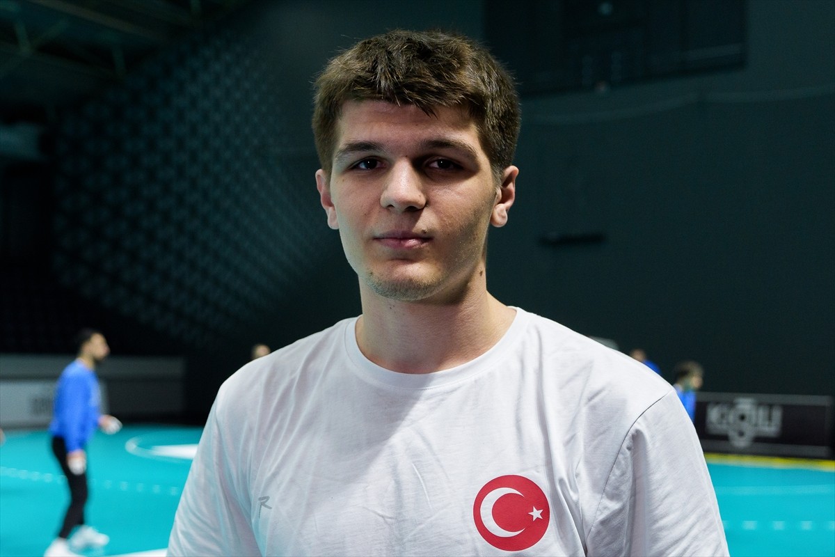 Almanya'nın Saksonya eyaletinin Dresden kentinde HC Elbflorenz takımında oynayan 20 yaşındaki...