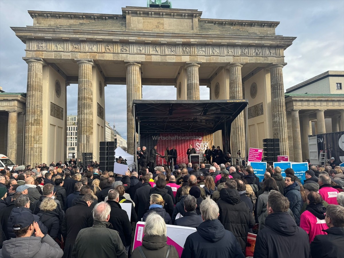 Almanya ekonomisi küçülmeye devam ederken yaklaşık 140 iş dünyası derneği ve 200 şirket ülkenin...