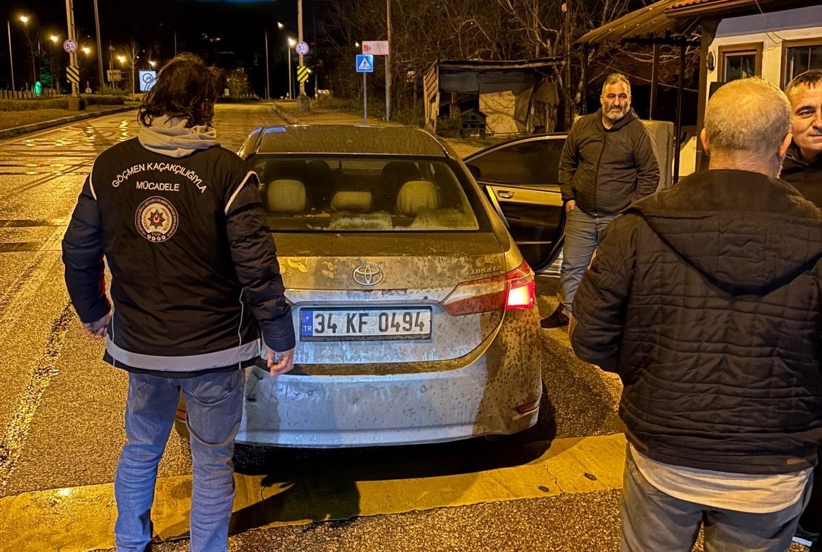 Amasya'da yol kontrolünde bir otomobildeki 5 düzensiz göçmen yakalandı, sürücü ile araçtaki 2 kişi...