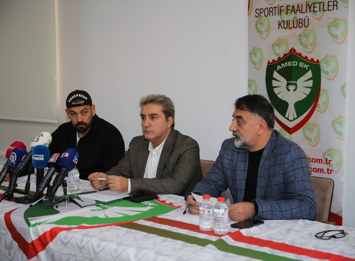 Amed Sportif Faaliyetler Teknik Direktörü Servet Çetin (solda), Kulüp Başkanı Burç Baysal (ortada)...
