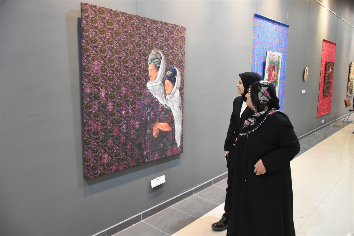 Anadolu kadınlarının motiflerini ele alan "Yankı ve Yansı Arasında Anadolu Kadınları" resim...