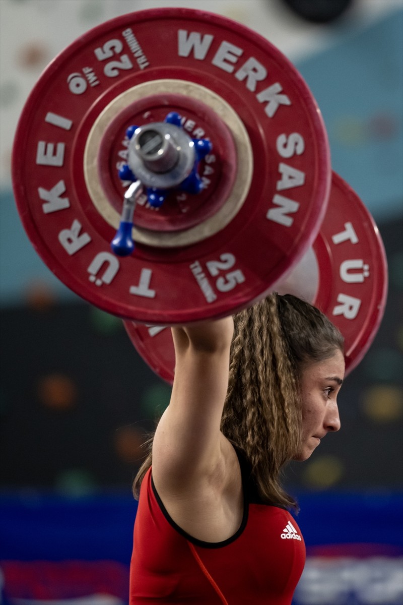 Ankara'nın ev sahipliği yaptığı Gençler ve Büyükler Türkiye Halter Şampiyonası'nın açılışı...