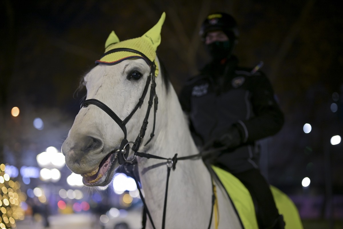 Ankaralılar yeni yılı, 15 Temmuz Kızılay Milli İrade Meydanı başta olmak üzere kentin işlek...