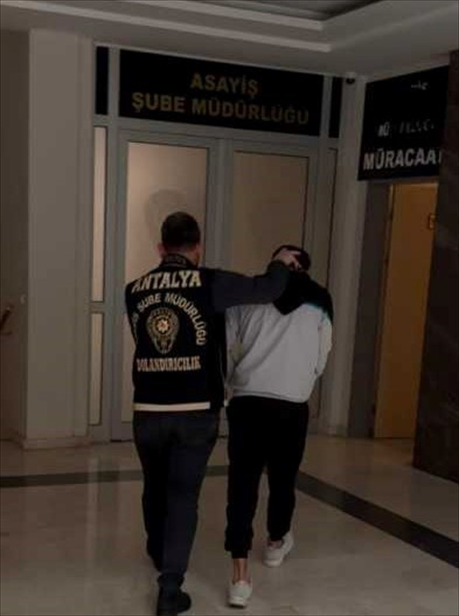 Antalya'da kendileri "polis" olarak tanıtıp bir kişiyi yüklü miktarda dolandırdığı belirlenen...