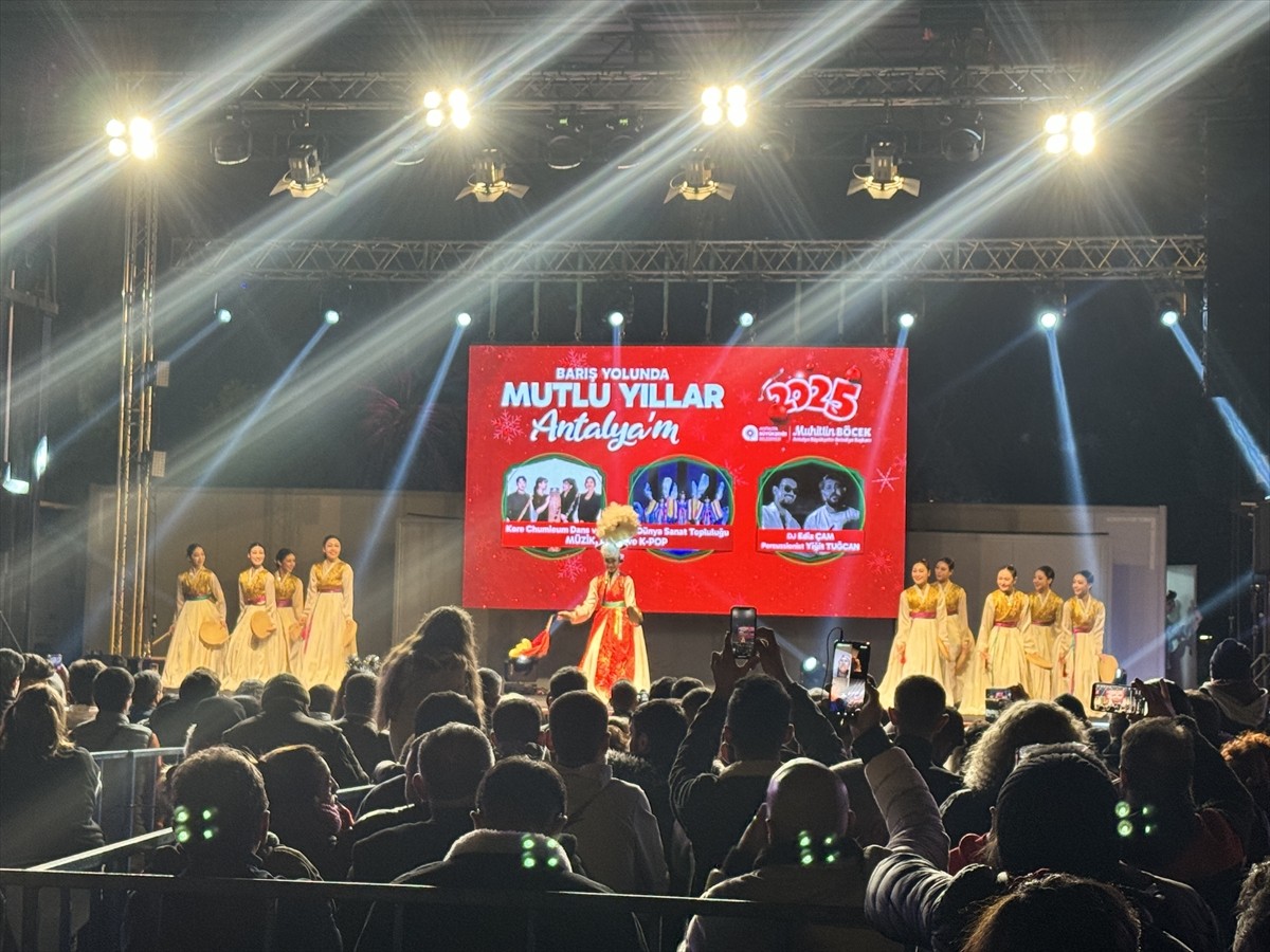 Antalya'da vatandaşlar ve yabancı turistler, 2025'e ışık, lazer şovları, yapay kar ve havai fişek...