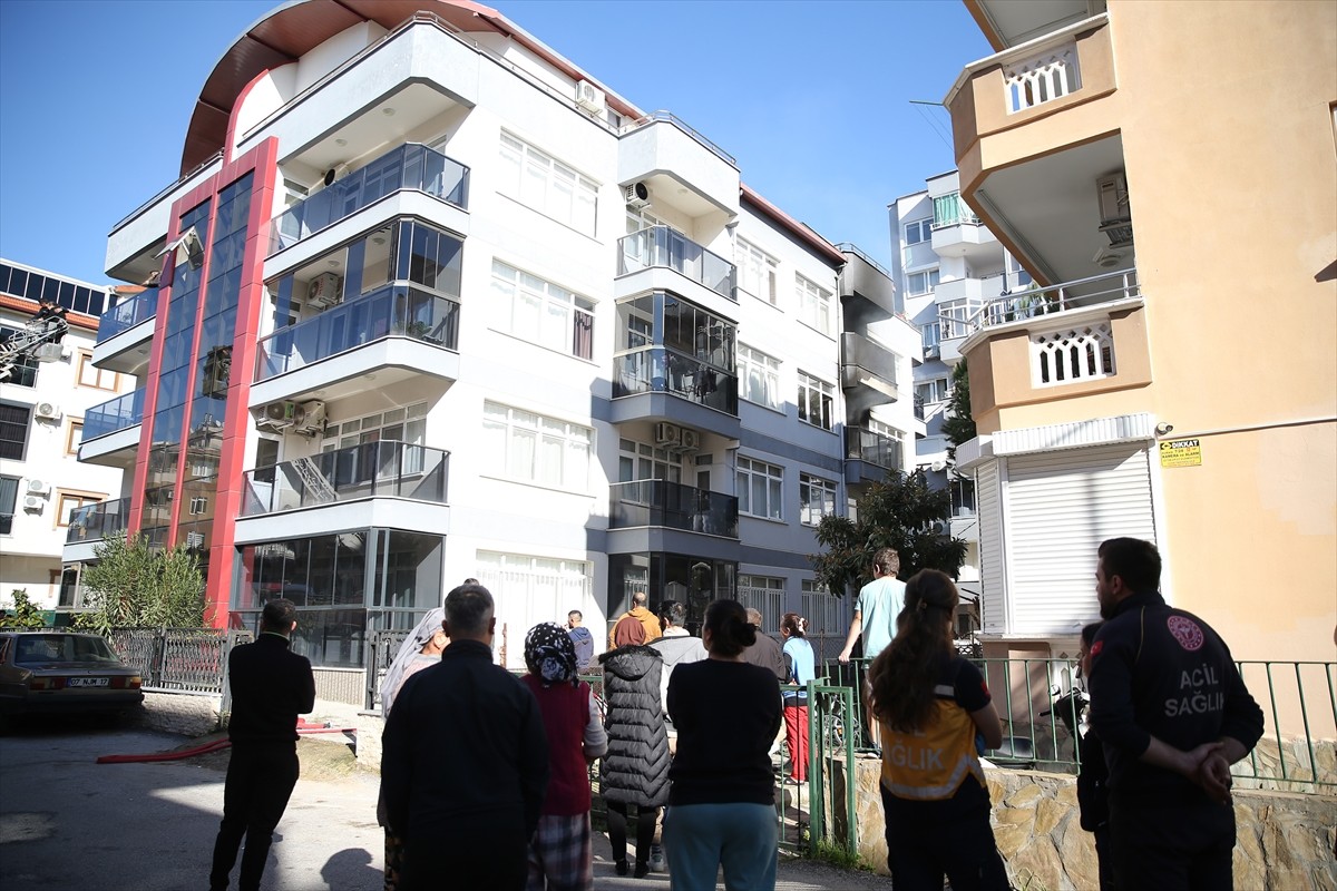  Antalya'nın Alanya ilçesinde 4 katlı binada çıkan yangında mahsur kalan 5 kişi, itfaiye...