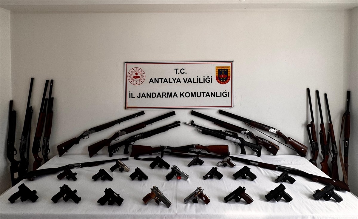 Antalya'nın Alanya ilçesinde düzenlenen operasyonda ruhsatsız 19 tabanca ve şarjör, 20 av tüfeği...