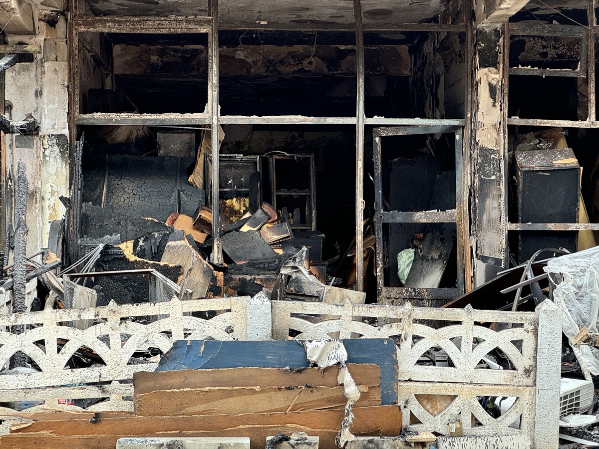 Antalya'nın Muratpaşa ilçesinde, 1 kişinin öldüğü, 2 kişinin yaralandığı iş yeri yangınına ilişkin...