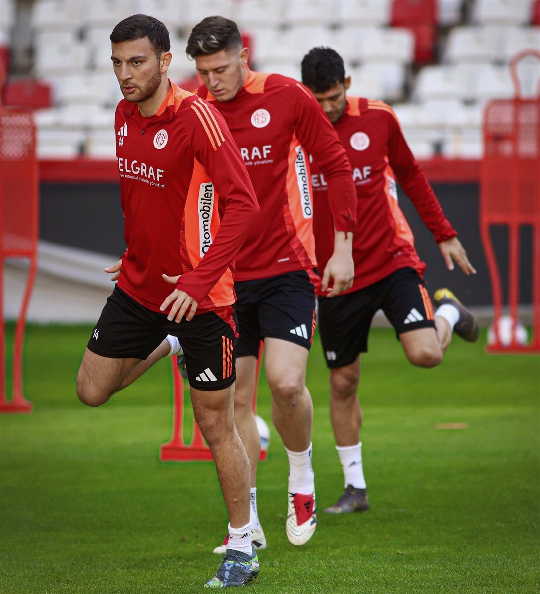 Antalyaspor, Trendyol Süper Lig'in 20. haftasında 19 Ocak Pazar deplasmanda Göztepe ile yapacağı...