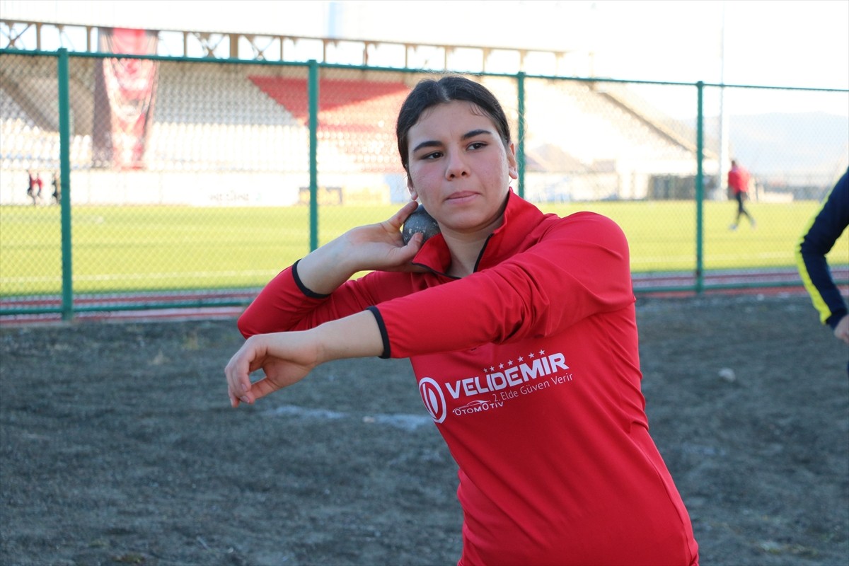 Atletizm antrenörü olarak 14 yıldır görev yapan Adem Öksüz (solda), Yozgat'ın Sorgun ilçesinde...