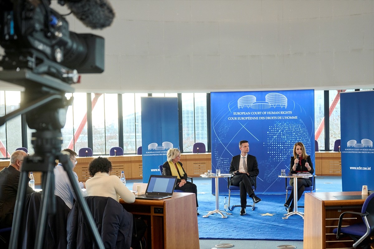 Avrupa İnsan Hakları Mahkemesi (AİHM) Başkanı Marko Bosnjak (solda), Müslüman topluma karşı...