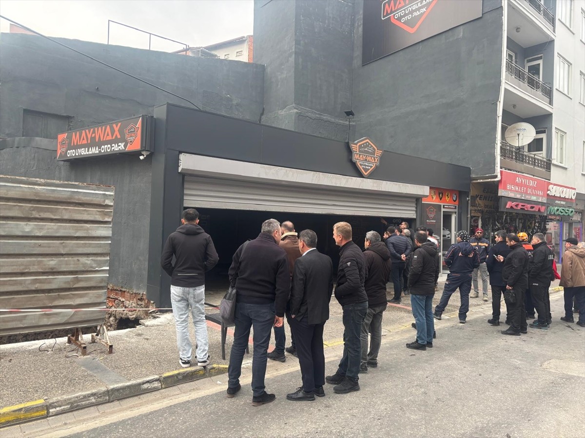 Balıkesir'de bitişiğindeki bir inşaatın temel kazısı sırasında hasar gören tek katlı iş yeri...