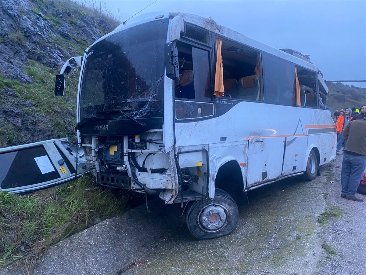 Balıkesir'in Gönen ilçesinde işçileri taşıyan servis midibüsünün devrilmesi sonucu 25 kişi...
