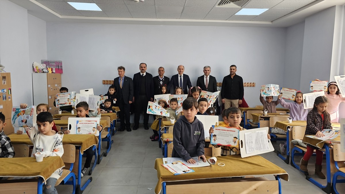 Batman'da 2024-2025 eğitim öğretim yılının birinci döneminin sona ermesiyle öğrenciler karnelerini...