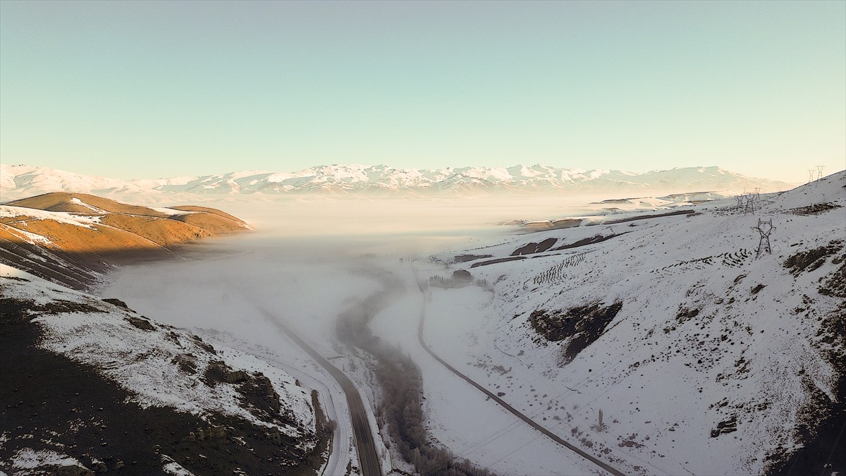 Bayburt'ta soğuk hava nedeniyle ağaç ve bitkilerde kırağı, akarsularda buz tabakası oluştu.