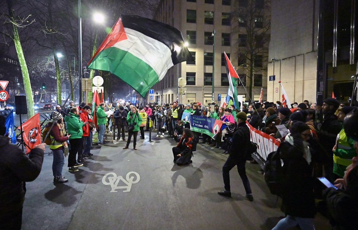 Belçika'nın başkenti Brüksel’de ABD Büyükelçiliği önünde toplanan göstericiler, ABD Başkanı Donald...