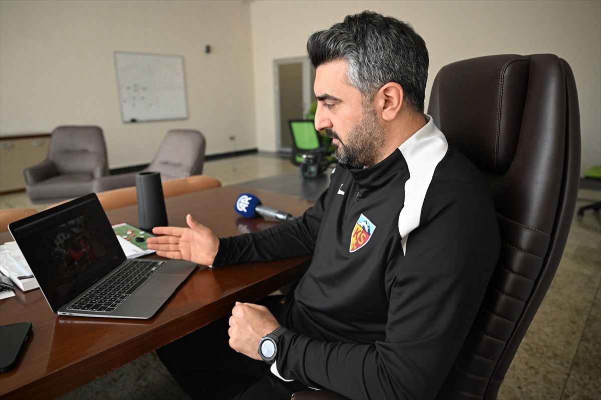 Bellona Kayserispor Teknik Direktörü Sinan Kaloğlu, Anadolu Ajansının (AA) gözünden 2024'e damga...
