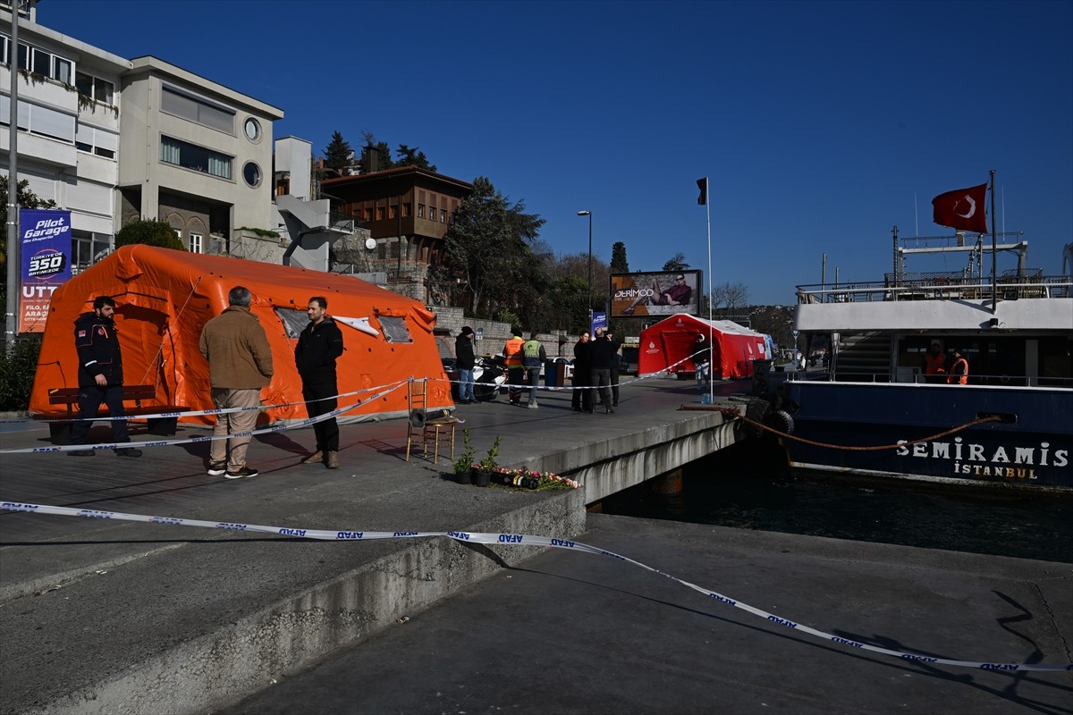 Beşiktaş'ta denize düşen Ayşe ile kardeşi Velat Can'ı arama çalışmaları devam ediyor. Bebek...