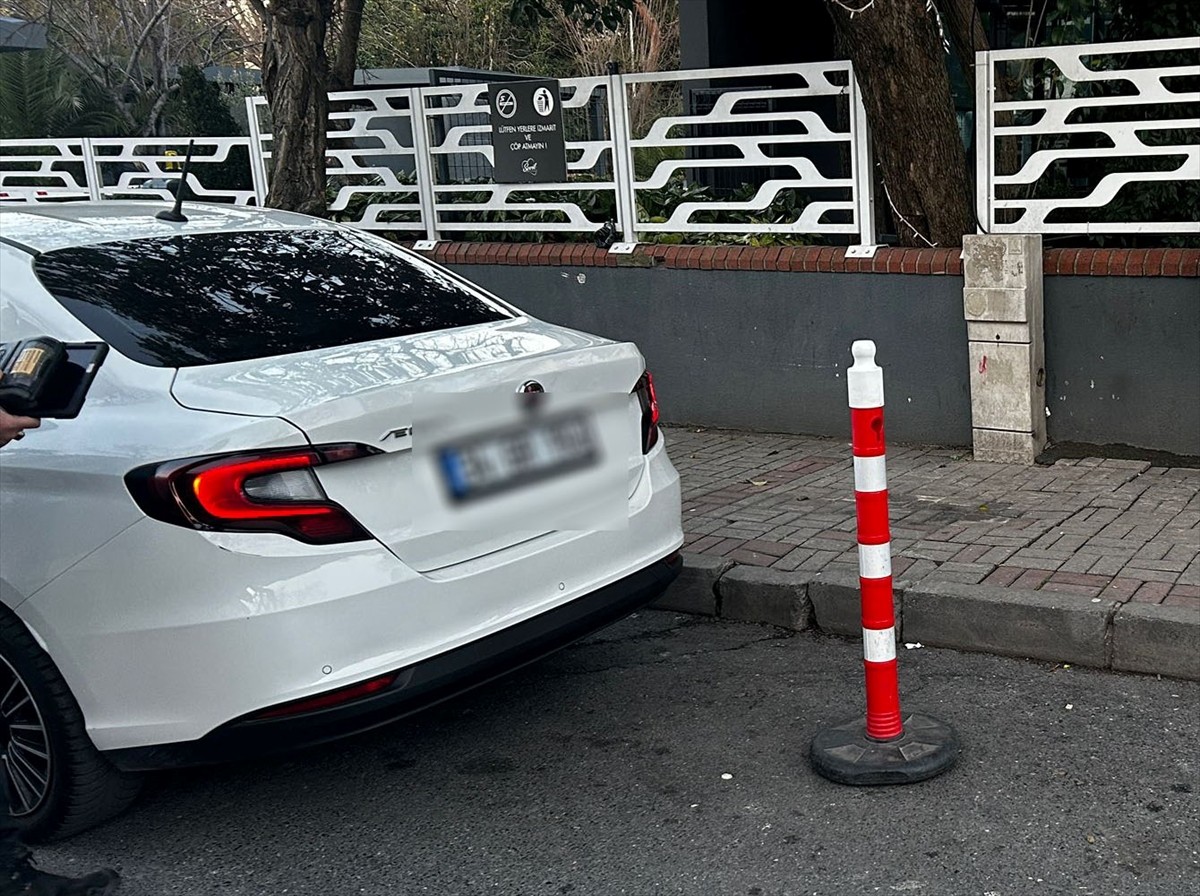  Beşiktaş'ta, polis ekiplerince yapılan denetimlerde araçlarını park ederken kurallara uymayan...