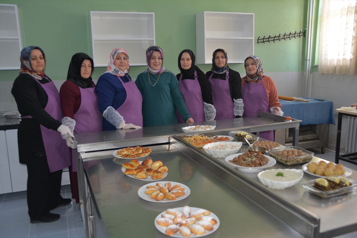 Bitlis'in Tatvan ilçesinde kurdukları kooperatifte bir araya gelen kadınlar, ürettikleri yöresel...