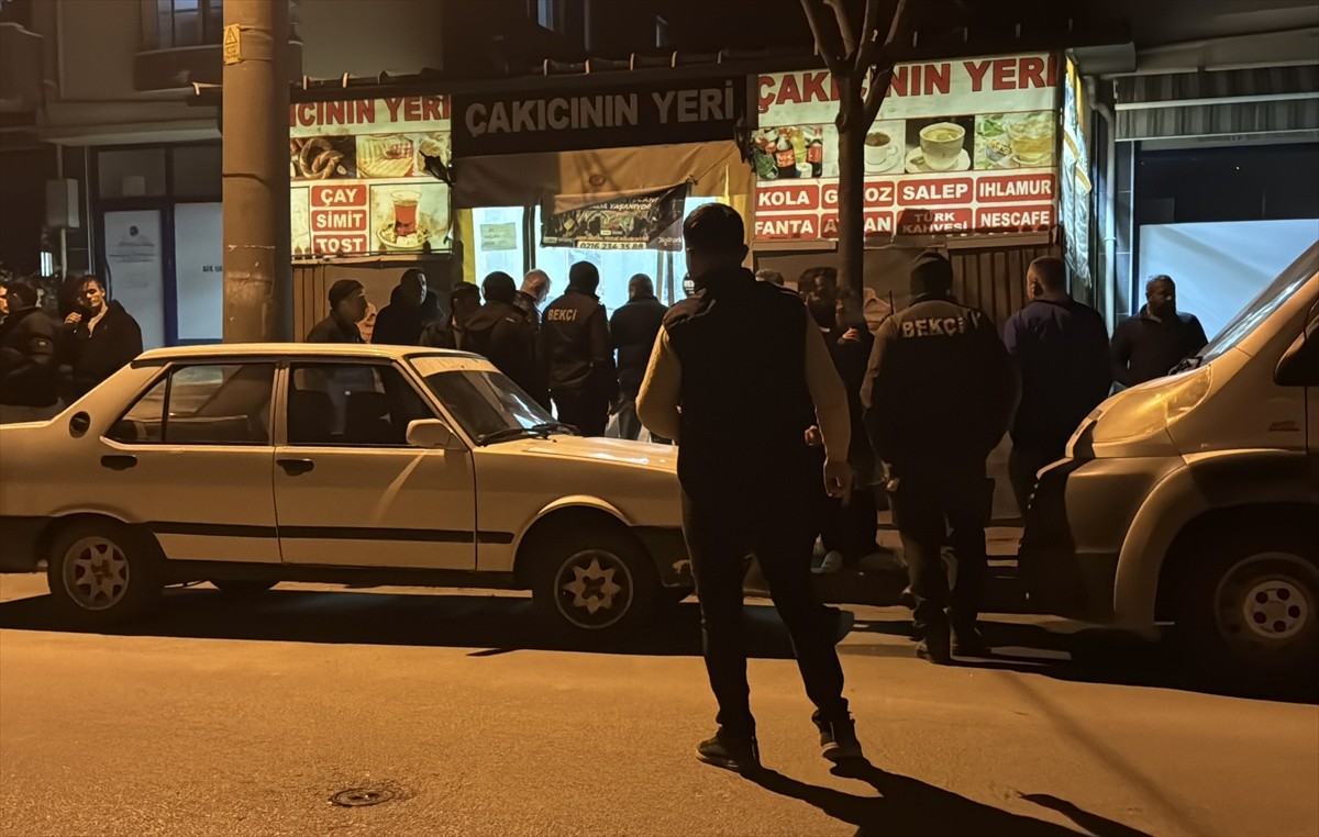 Bolu'da, kıraathanede çıkan bıçaklı kavgada 2 kişi yaralandı. Bu sırada kıraathanede bulunan 2...