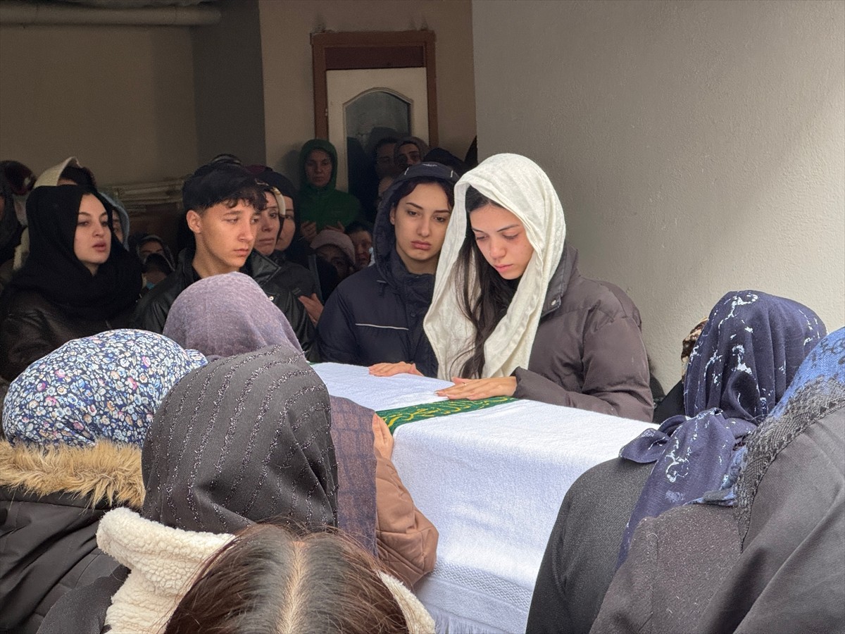 Bolu Kartalkaya Kayak Merkezi'ndeki otel yangınında 12'nci kattan atlayan ve kaldırıldığı...