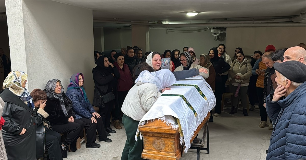 Bolu Kartalkaya Kayak Merkezi'ndeki otel yangınında 12'nci kattan atlayan ve kaldırıldığı...