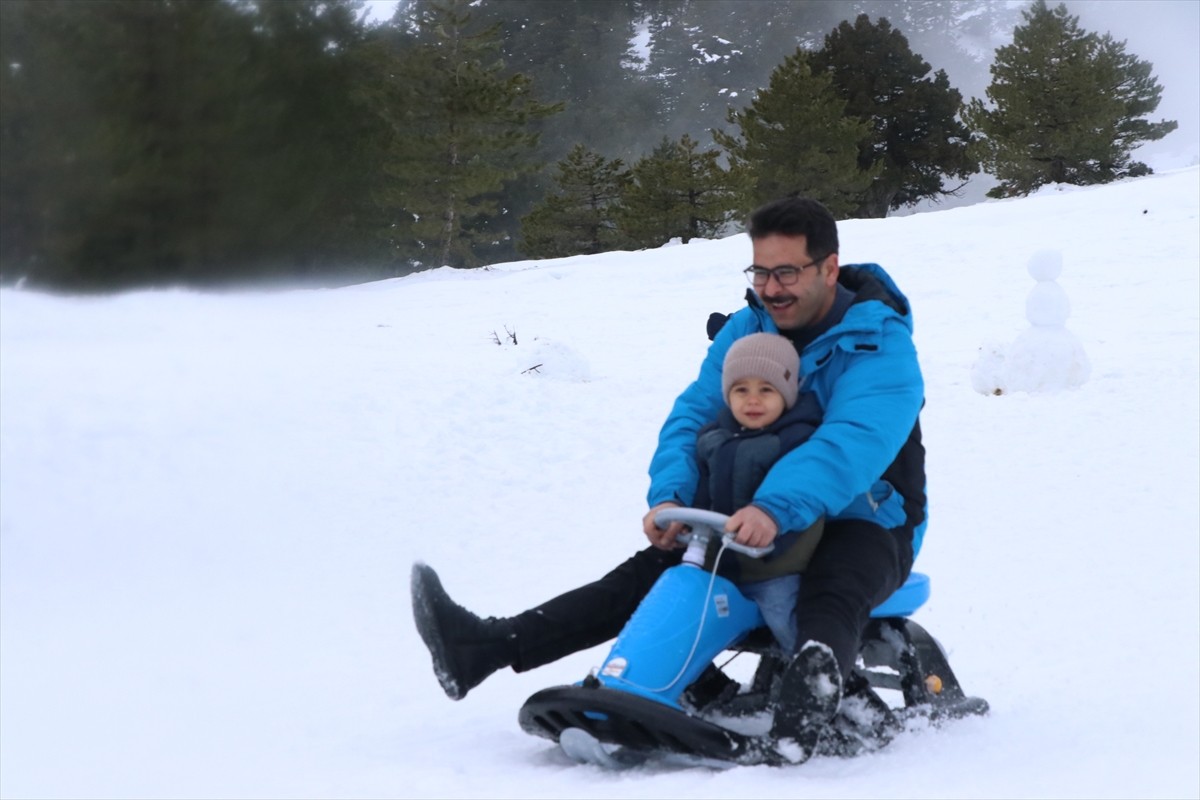Burdur'un Yeşilova ilçesinde yeşil, beyaz ve mavinin iç içe olduğu Salda Gölü manzaralı Salda...
