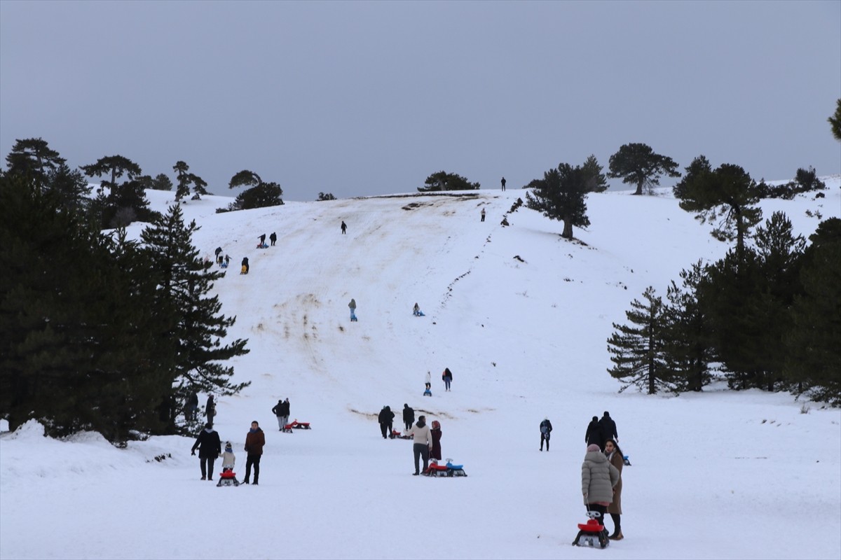 Burdur'un Yeşilova ilçesinde yeşil, beyaz ve mavinin iç içe olduğu Salda Gölü manzaralı Salda...