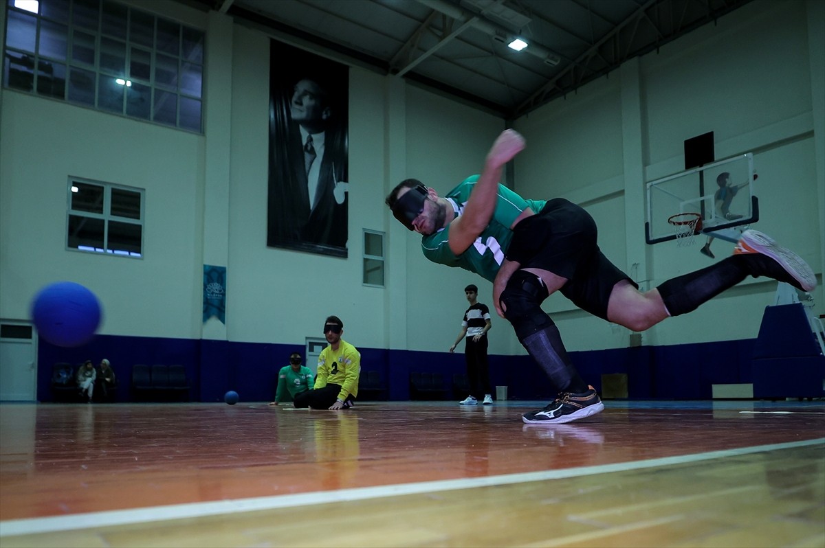 Bursa'da Nilüfer Görme Engelliler Spor Kulübünün (BUGES) erkek golbol takımı, Türkiye'den bir...