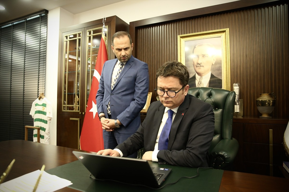 Bursa'nın Osmangazi İlçe Belediye Başkanı Erkan Aydın, Anadolu Ajansının (AA) gözünden 2024'e...