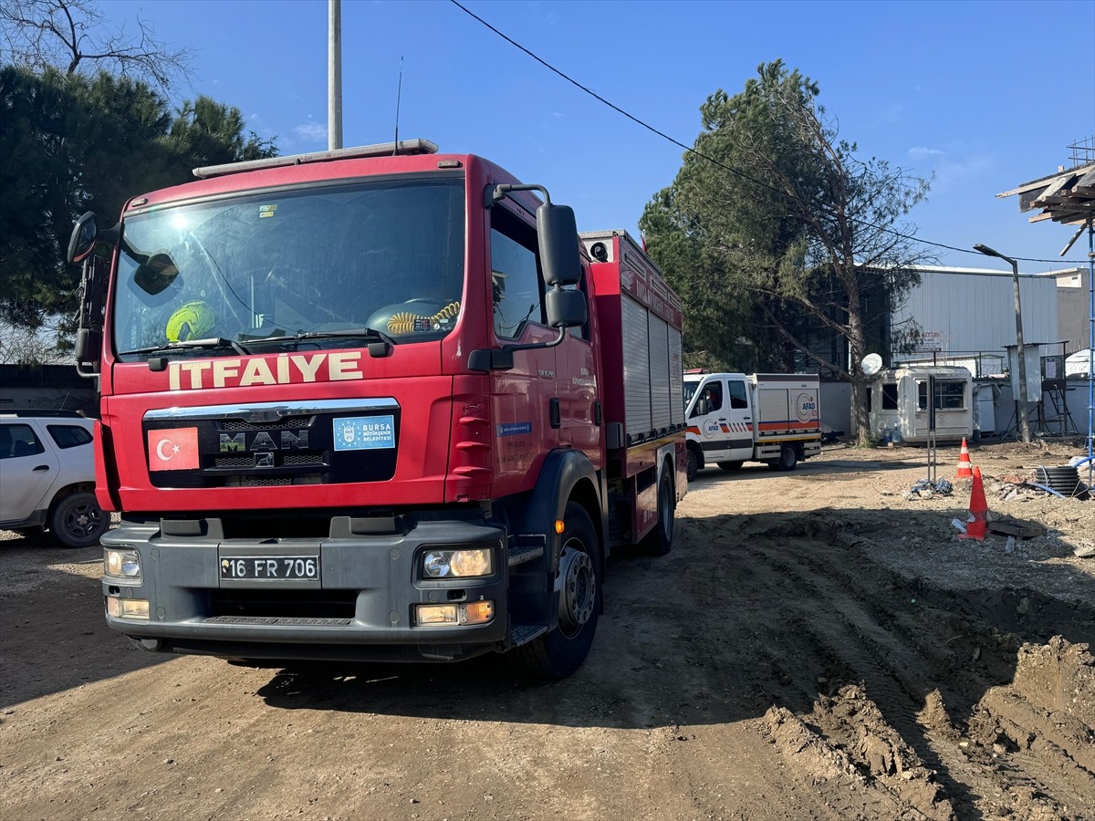 Bursa'nın Osmangazi ilçesinde bir inşaatta, beton döküldüğü sırada kalıpların çökmesi sonucu 5...