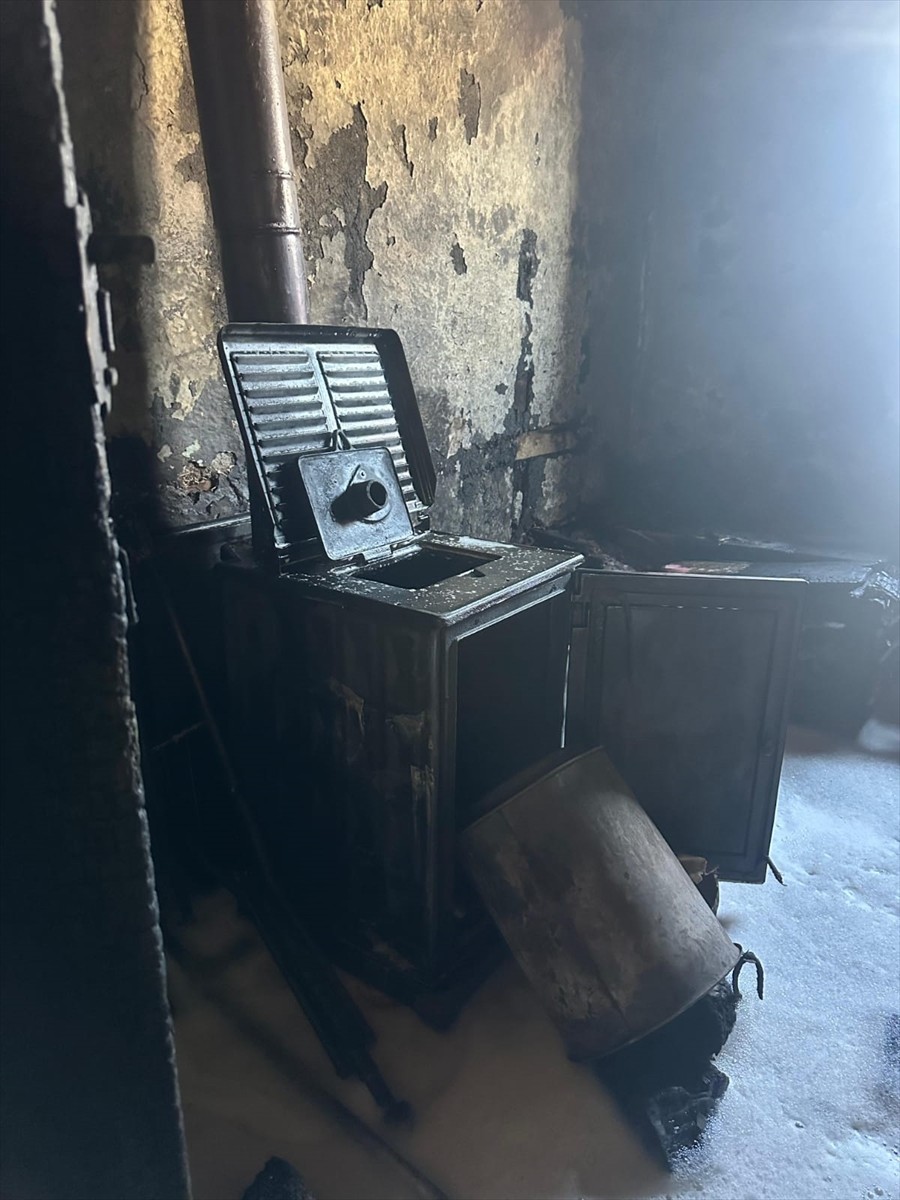 Bursa'nın Yenişehir ilçesinde bir evde çıkan yangında 86 yaşındaki yaşlı adam hayatını kaybetti....