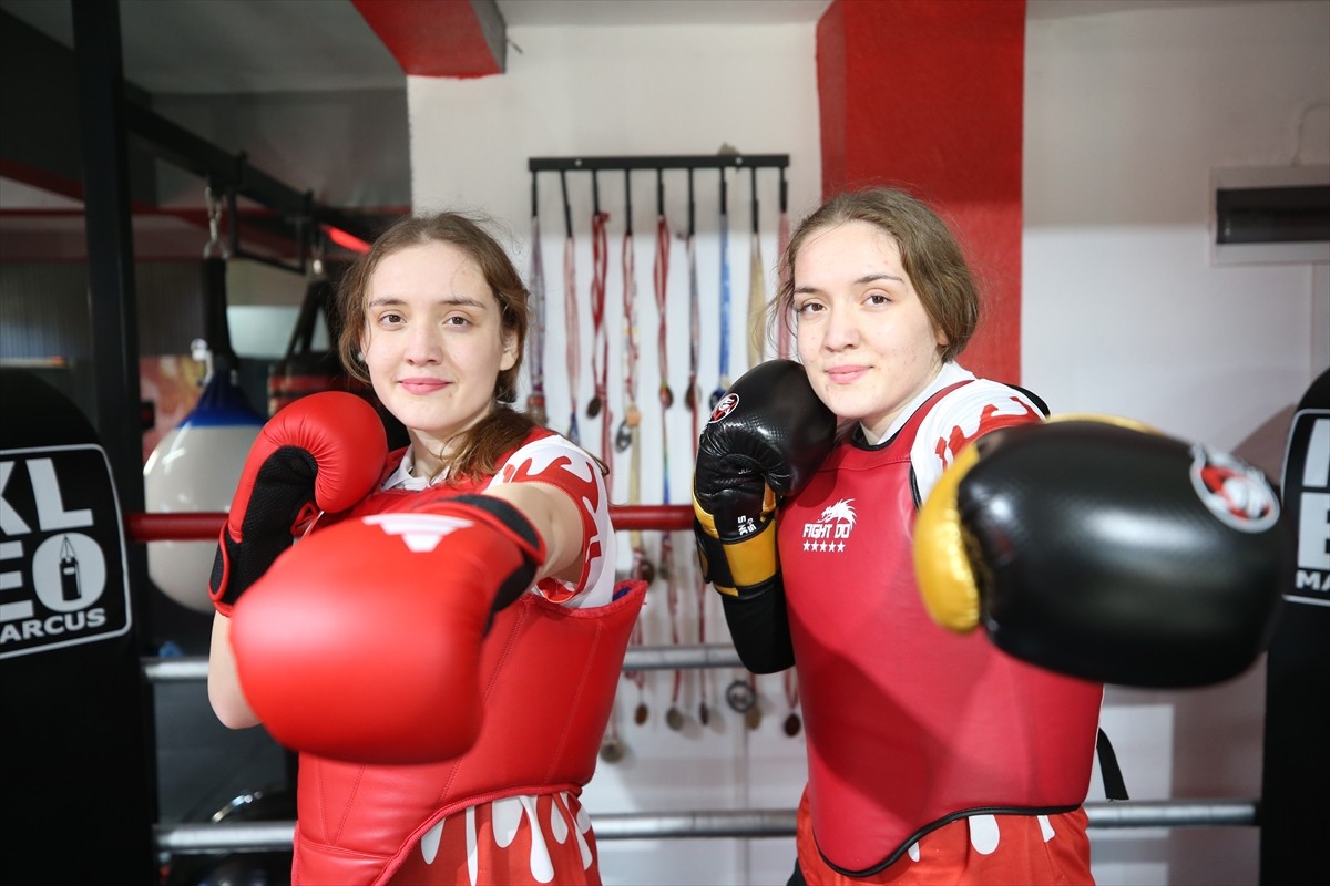 Çanakkale'de 2 yıl önce başladıkları wushu branşında kısa sürede çeşitli başarılar elde eden...