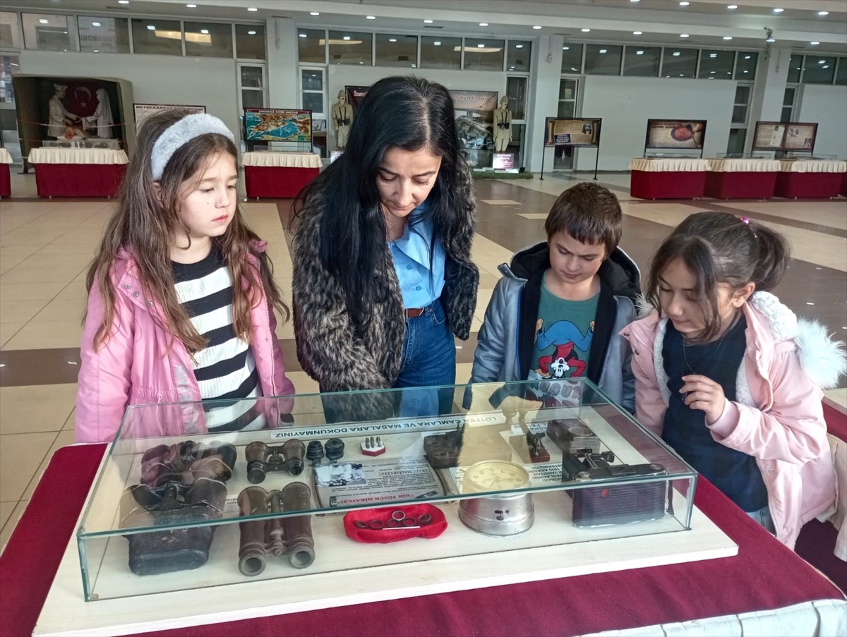 Çanakkale Destanı'nın anlatıldığı "Çanakkale 1915 Savaş Malzemeleri Gezici Müzesi" İzmir'in...