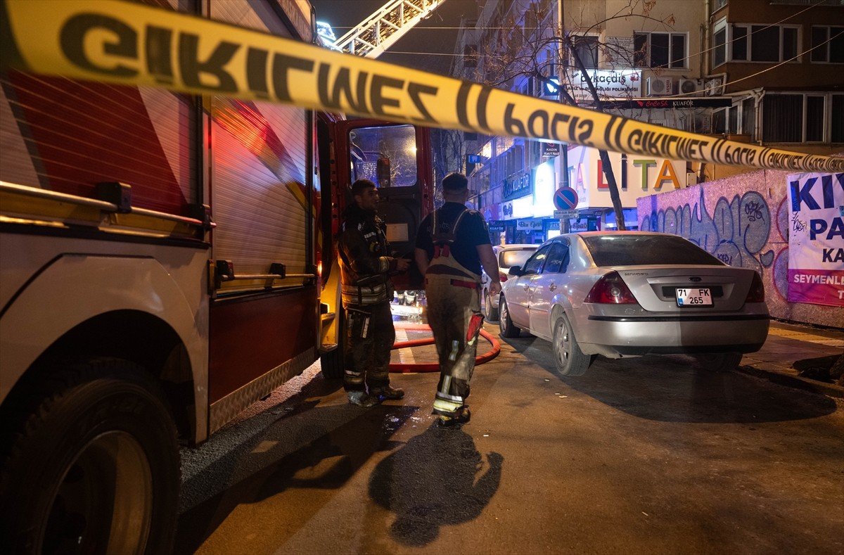 Çankaya ilçesinde 5 katlı bir apartmanın 4'üncü katındaki dairede çıkan yangında, 9 kişi dumandan...