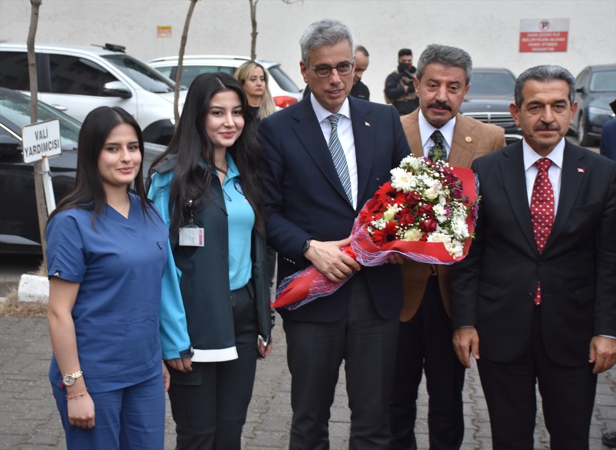 Çeşitli temaslarda bulunmak üzere kente gelen Sağlık Bakanı Kemal Memişoğlu (sol 3) Şırnak...